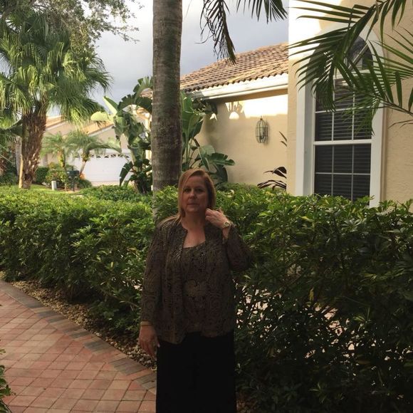 Meet your Posher, Beth - Picture 1 of 1